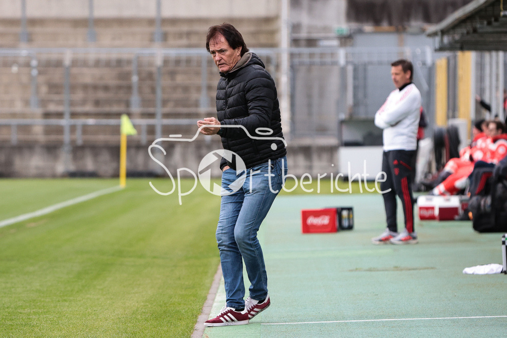 FC Bayern Amateure - SpVgg Hankofen-Hailing | Hankofen Trainer Tobias BECK in Aktion / Freisteller / Einzelfoto