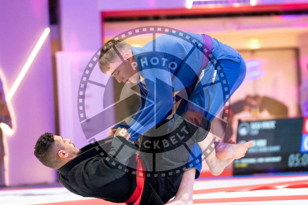 20231109PBB5421 | Fighters compete during the AJP World Professional Championship in the Mubadala Arena in Abu Dhabi, Arab United Emirates, on November 9, 2023.