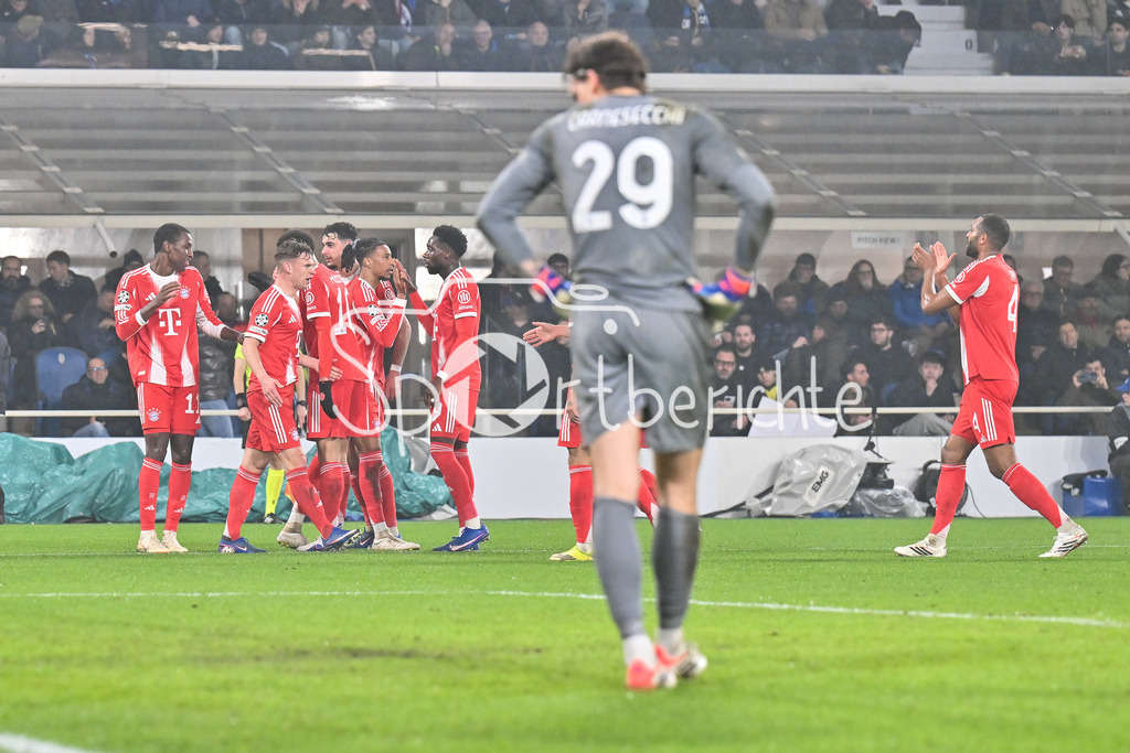 Atalanta Bergamo - FC Bayern München | BERGAMO, ITALY - 10. MARCH:  Michael OLISE (FC Bayern Munich 17) celebrates after his goa l to makes it 0-5 during the UEFA Champions League match between Atalanta Bergamo vs. FC Bayern Munich on first leg of round of 16 at New Balance Arena