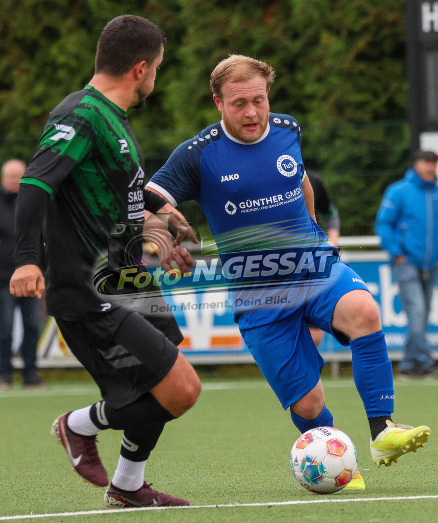 SC Enger - TuS Hücker-Aschen | Auf dem Bild zu sehen: schwarz SC Enger: Harun Saglam ; blau TuS Hücker-Aschen: Gabriel Baitler SC Enger, TuS Hücker-Aschen, Saison 26/27, Kreisliga A, Enger, Deutschland - Realisiert mit Pictrs.com
