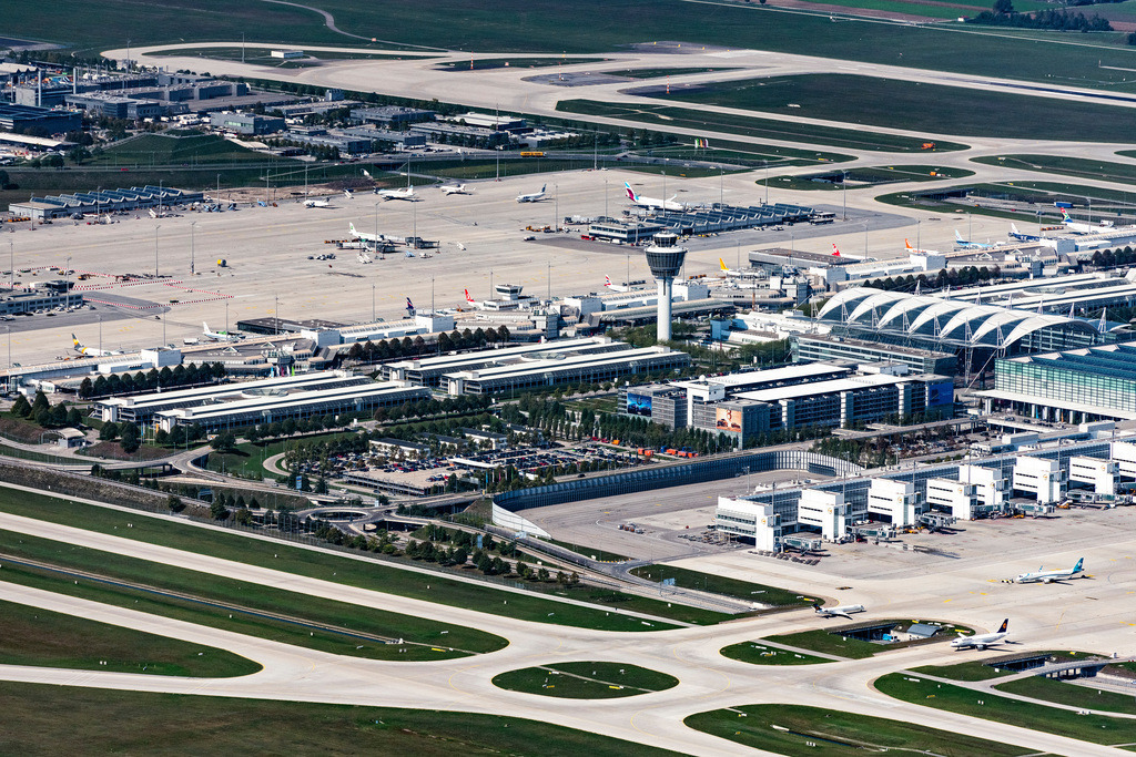 dr__0019859.jpg | MüNCHEN 18.09.2018 Start- und Landebahnen mit Rollwegen Hangaranlagen und Terminals auf dem Gelände des Flughafen in München im Bundesland Bayern, Deutschland. Weiterführende Informationen bei: Flughafen München GmbH. // Runway with hangar taxiways and terminals on the grounds of the airport in Munich in the state Bavaria, Germany. Further information at: Flughafen Muenchen GmbH. Foto: Daniel Reiter