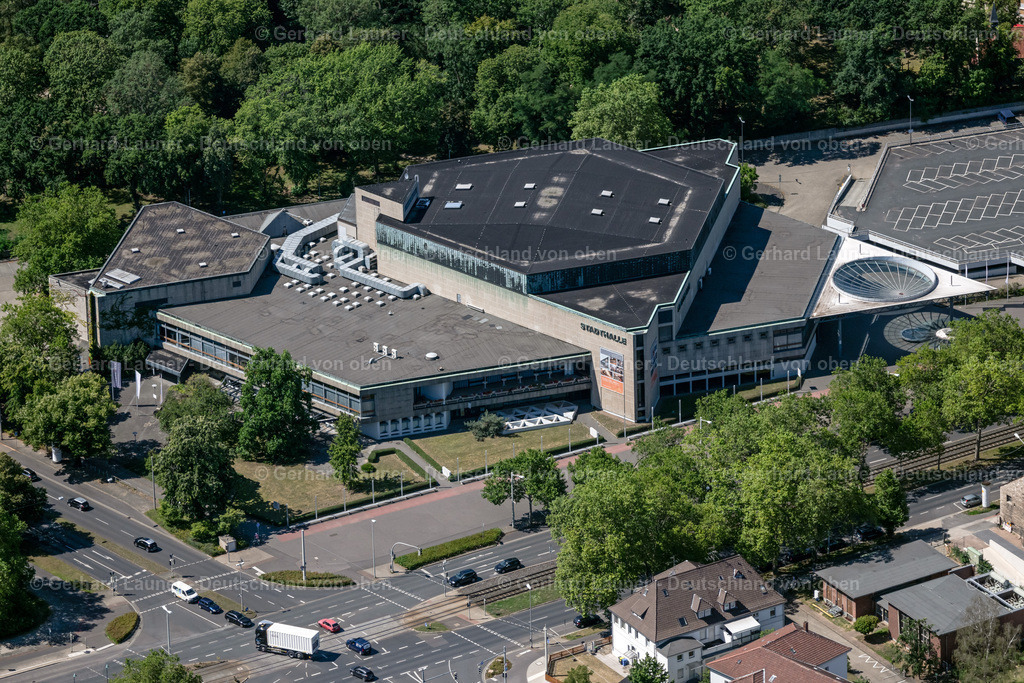 4036337 | BRAUNSCHWEIG 31.07.2020 Dachkonstruktion auf dem Gebäude der Veranstaltungshalle Stadthalle im Ortsteil St. Leonhard in Braunschweig im Bundesland Niedersachsen, Deutschland. Weiterführende Informationen bei: Stadthalle Braunschweig Betriebsgesellschaft mbH. // Building of the indoor arena Stadthalle in the district St. Leonhard in Brunswick in the state Lower Saxony, Germany. Further information at: Stadthalle Braunschweig Betriebsgesellschaft mbH. Foto: Gerhard Launer
