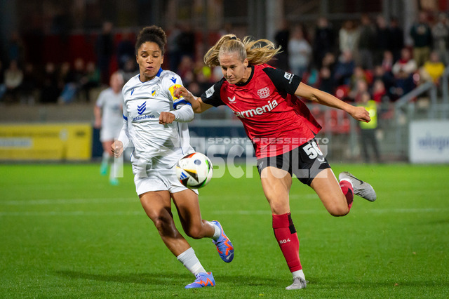 20241007NSZ_0033 | Zweikampf Josephine Bonsu (Carl Zeiss Jena,No.23) und Juliette Vidal (Bayer Leverkusen,No.56)DEU, Leverkusen, 07.10.2024 Fußball, Frauen, Google Pixel Frauen-Bundesliga, Saison 2024/2025, 5. Spieltag, Bayer 04 Leverkusen - FC Carl Zeiss JenaDIE DFB-RICHTLINIEN UNTERSAGEN JEGLICHE NUTZUNG VON FOTOS ALS SEQUENZBILDER UND/ODER VIDEOÄHNLICHE FOTOSTRECKEN - Realisiert mit Pictrs.com