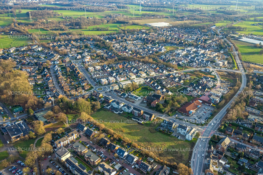Bottrop251204168Kirchhellen | Luftbild, Wohngebiet Neubau Wohnsiedlung Pater-Dieckmann-Straße an der Rentforter Straße Ecke Kirchhellener Ring, Baustelle Schultenkamp, Kreisverkehr Dorfheide und Wohngebiet Hackfurth Straße, Rewe Supermarkt, Kirchhellen, Bottrop, Ruhrgebiet, Nordrhein-Westfalen, Deutschland
