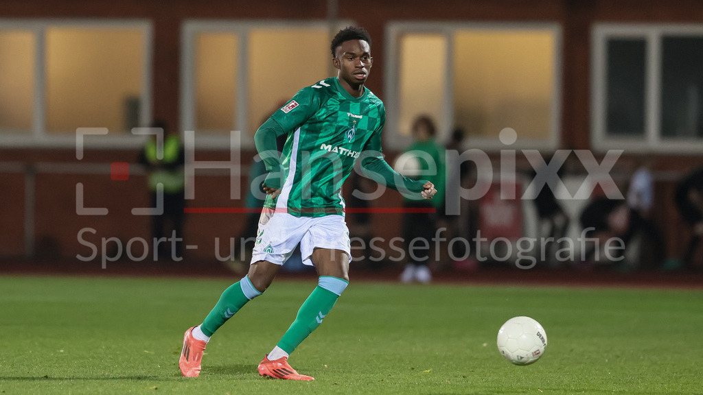 Fussball, Regionalliga Nord, SV Werder Bremen II - TSV Havelse | v.li.: David Igboanugo (SV Werder Bremen II, 2) am Ball, Freisteller, Einzelbild, Ganzkörper, Aktion, Action, Spielszene