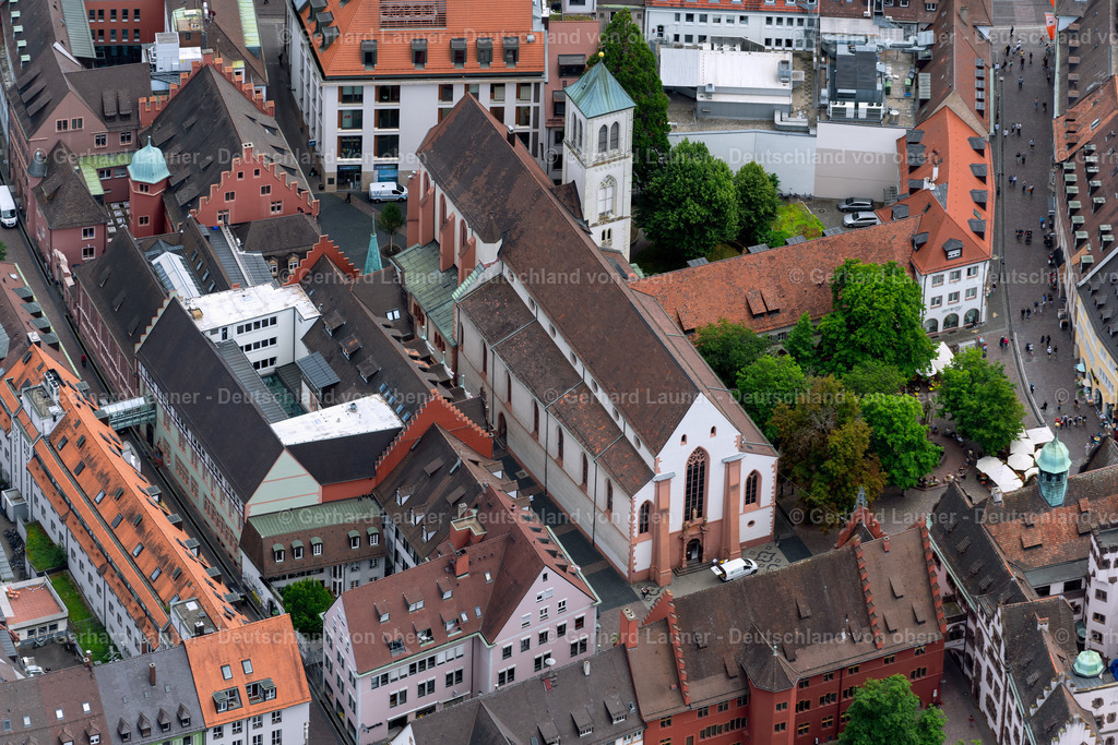 4032854 | FREIBURG IM BREISGAU 30.06.2020 Kirchengebäude der katholischen Kirchengemeinde Freiburg Mitte am Rathausplatz in Freiburg im Breisgau im Bundesland Baden-Württemberg, Deutschland. Weiterführende Informationen bei: Katholische Seelsorgeeinheit Freiburg Mitte. // Church building katholischen Kirchengemeinde Freiburg Mitte in Freiburg im Breisgau in the state Baden-Wurttemberg, Germany. Further information at: Katholische Seelsorgeeinheit Freiburg Mitte. Foto: Gerhard Launer