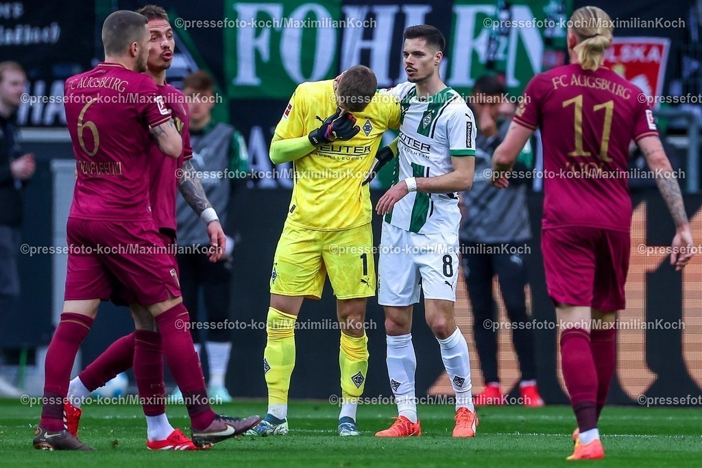 BMG21022501035 | 22.02.2025, Fußball, Borussia Mönchengladbach - FC Augsburg, 1. Fußball Bundesliga, Borussia-Park, Saison 2024 2025: Rote Karte und Platzverweis für Torwart Jonas Omlin (Mönchengl. #1). neben Julian Weigl (Mönchengl. #8)DFB regulations prohibit any use of photographs as image sequences and or quasi-video.