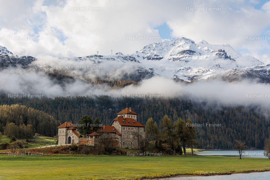 Frühling in Surlej – Blick auf die Burg | Zwischen schmelzendem Schnee und frischem Grün erhebt sich im Engadiner Frühling die kleine Burganlage von Surlej. Die Natur erwacht, während die Berge noch vom Winter erzählen – ein harmonisches Zusammenspiel aus Geschichte und Landschaft.