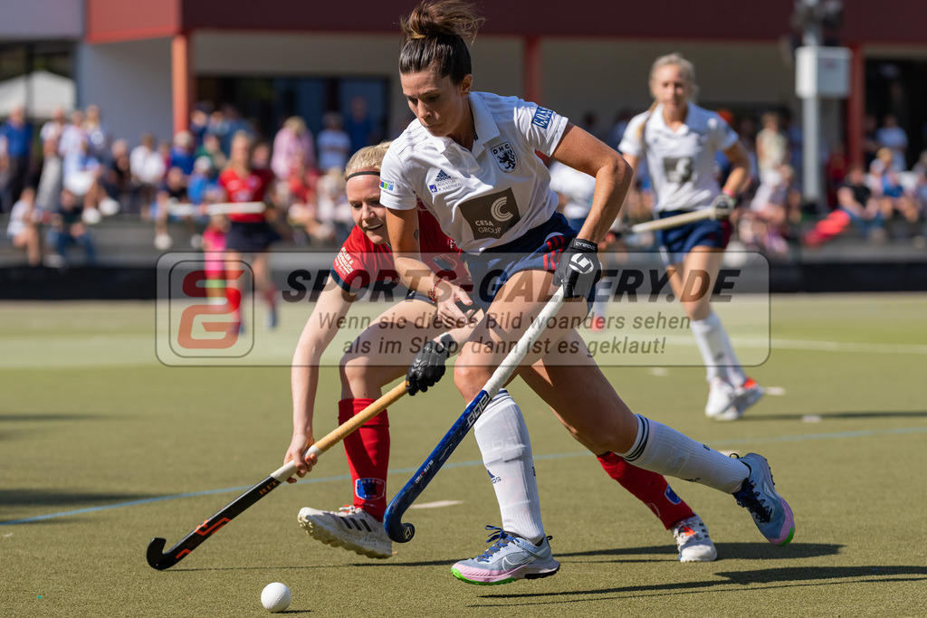 HK_20220903_109655 | 1. Bundesliga Damen Düsseldorfer HC - Berliner HC am 3.9.2022 DHC Düsseldorf, Düsseldorf , Agustina Albertarrio ( Düsseldorfer HC #9 ) , Sophie Stiebitz Malin ( Berliner HC #23 )
