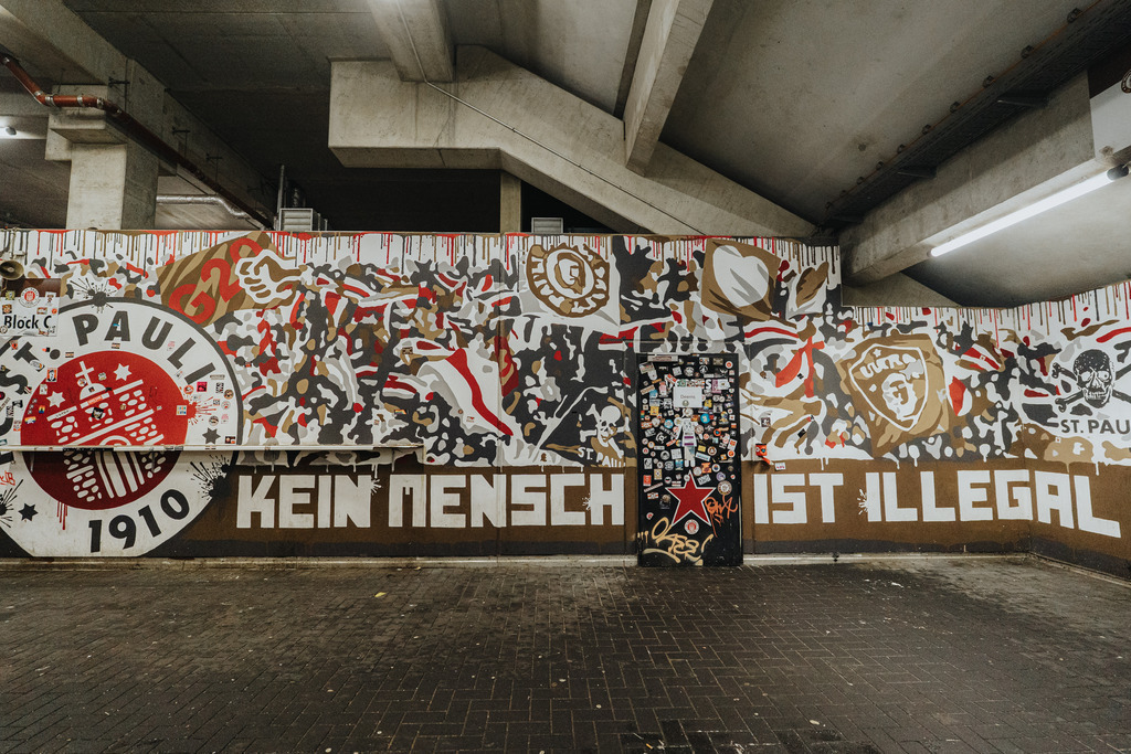 HEV06632 | Der offizielle Shop für FC St. Pauli Fotos. Wähle aus Spielszenen & Fanmomenten dein FCSP Wunschformat. Wir liefern Millerntor-Atmosphäre.