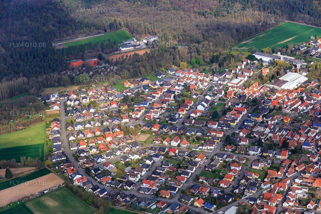 Luftbild: Franz-Hartard-Straße in Harthausen im Bundesland Rheinland-Pfalz in Deutschland. Foto: IMG_076830.jpg vom 12.04.2015 durch Werner Riehm/FLY-FOTO.de