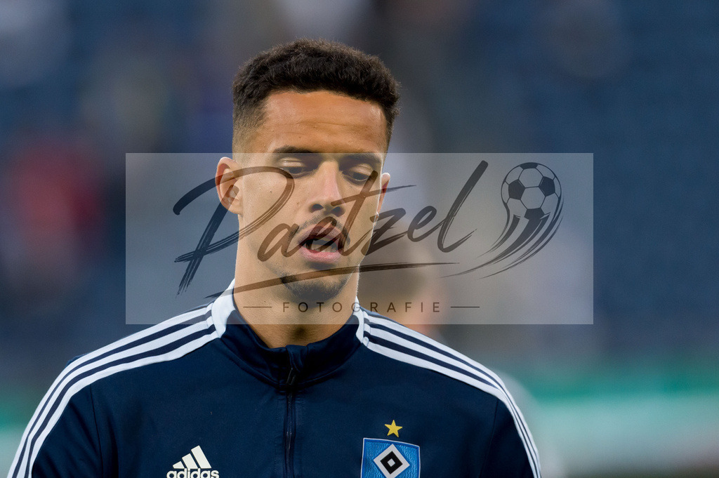 HSVSCF20220419_262 | Fussball, Herren: Robert Glatzel (Hamburger SV) schaut beim DFB-Pokal-Halbfinalspiel zwischen Hamburger SV und SC Freiburg im Volksparkstadion am 19.04.2022 in Hamburg, Deutschland.DFB / DFL REGULATIONS PROHIBIT ANY USE OF PHOTOGRAPHS AS IMAGE SEQUENCES AND/OR QUASI-VIDEO. - Realisiert mit Pictrs.com
