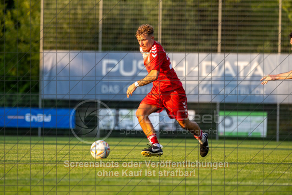 20250616_203036_0874 | #,  TV Eybach (weiß) vs. 1.FC Donzdorf II (rot), Fussball, Entscheidungsspiel 3 in Kreisliga A3 - Bezirk Neckar/Fils, Saison 2024/2025, Rasensportplatz, Staufenecker Str. 41, 73084 Salach, 16.06.2025 - 18:30 Uhr,Foto: PhotoPeet-Sportfotografie/Peter Harich