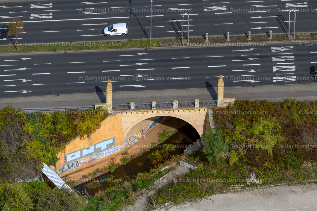 4039752 | LEIPZIG 14.09.2020 Straßenführung im Tunnelbauwerk zur Uferquerung des Parthe- Flussverlaufes im Ortsteil Abtnaundorf in Leipzig im Bundesland Sachsen, Deutschland. // Road layout in tunnel construction to shore crossing the Parthe in the district Abtnaundorf in Leipzig in the state Saxony, Germany. Foto: Gerhard Launer