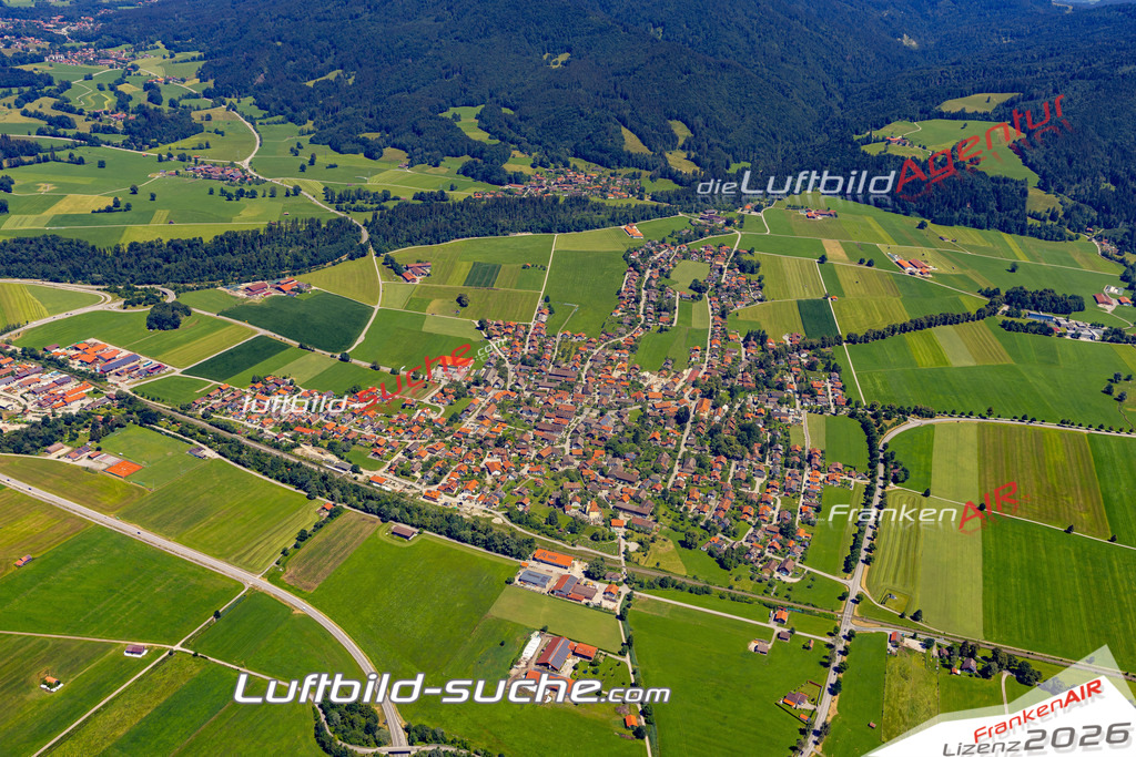 Aktuelles Luftbild von  Bichl - Die Luftaufnahme wurde 2022 mittels UL-Flugzeug erstellt ( keine Drohne ) - hochauflösende Kamera-Systeme von  Canon -Beste Qualität - Für grossformatige Ausdrucke geeignet. Die Geschenkidee !