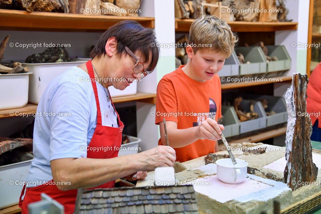 Krippenbauschule Geboltskirchen_ 15.11.202221 | 15.11.2022, Geboltskirchen, AUT, Krippenbauschule, im Bild Lorenz (13) hilft Rosi Gruber (ihr gefaellt dass man sich handwerklich betaetigen kann, die Gemeinschaft der Krippenbauer und Kreativität ausleben kann, ist Krippen Fan) 
