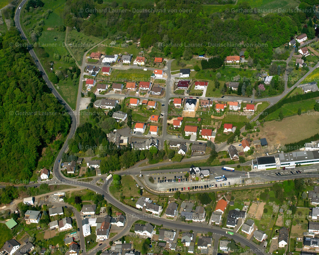 2610085 | SCHöNBACH 09.06.2006 Ortsansicht der Straßen und Häuser der Wohngebiete in Schönbach im Bundesland Hessen, Deutschland // Town View of the streets and houses of the residential areas in Schönbach in the state Hesse, Germany Foto: Gerhard Launer