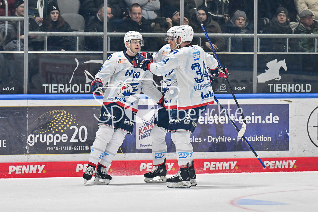 Augsburger Panther - Adler Mannheim | Jubel der Gaeste nach dem Treffer zum 0-1 durch Stefan LOIBL (Adler Mannheim 13) / Freude / Happy / Tor / Torschuezte