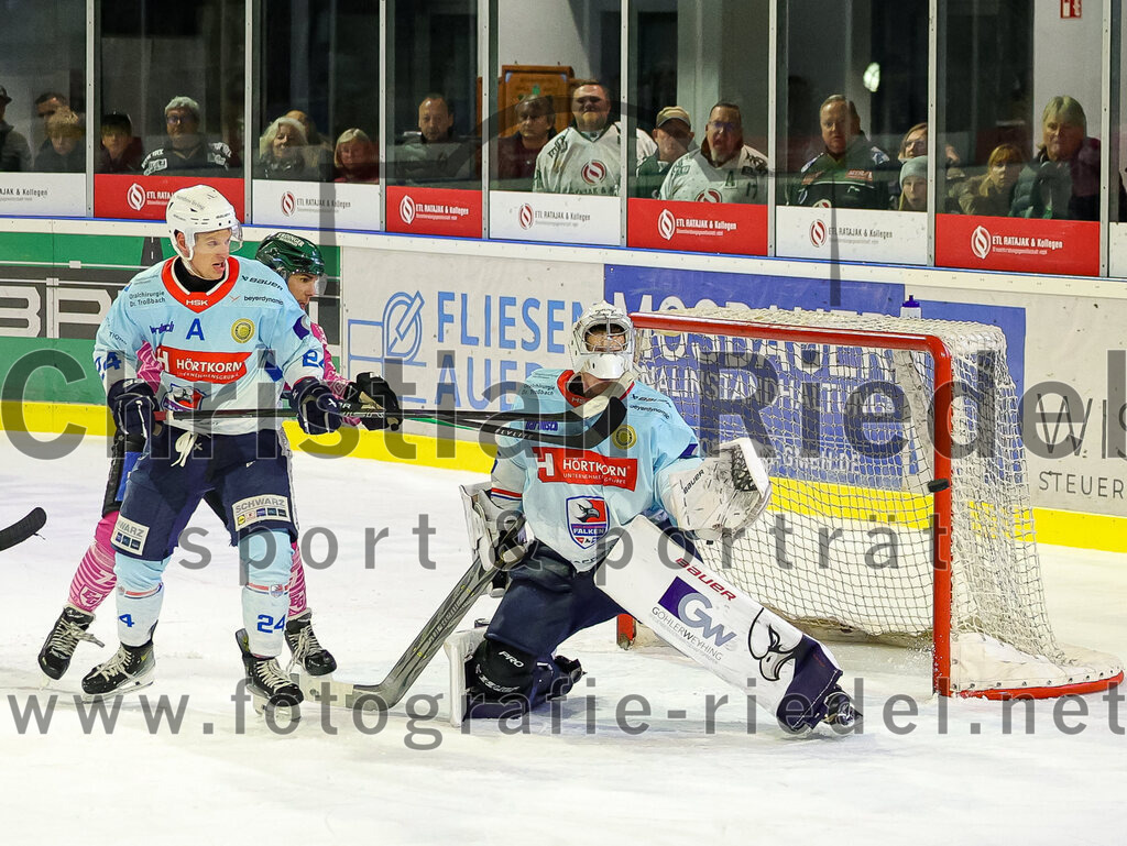 2025-10-05_154_TSV_Erding_gegen_Heilbronner_Falken | Erding, Deutschland, 05.10.2025:Eishockey, Oberliga Süd 2025 / 2026, 6. Spieltag, TSV Erding gegen Heilbronner Falken, Endergebnis: 3:1Corey Mapes (Heilbronner Falken, #24), Louis Trattner (Erding Gladiators, #7), Torwart Franz Jokinen (Heilbronner Falken, #75)Foto: Christian Riedel / fotografie-riedel.net