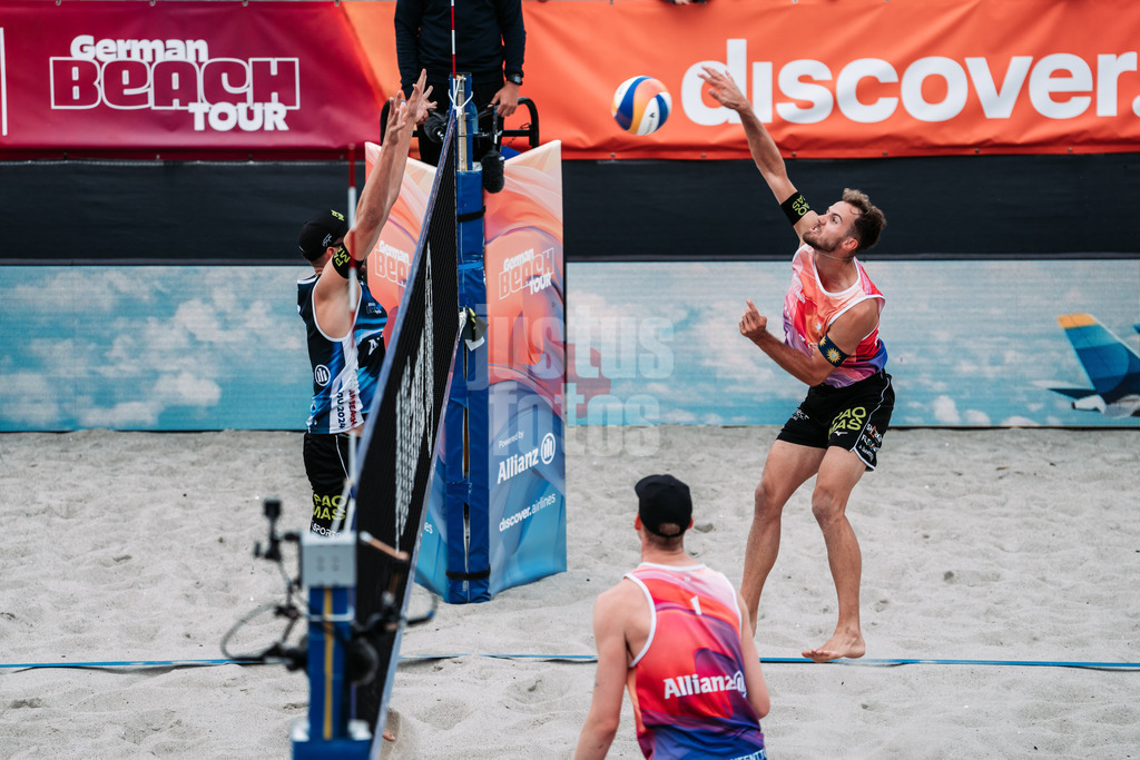 Beachvolleyball | Männer | Allianz German Beach Tour 2024 | Tourstop Kühlungsborn 2 | 17.08.2024 | rechts Jonas Sagstetter beim Angriff gegen links Benedikt Sagstetter