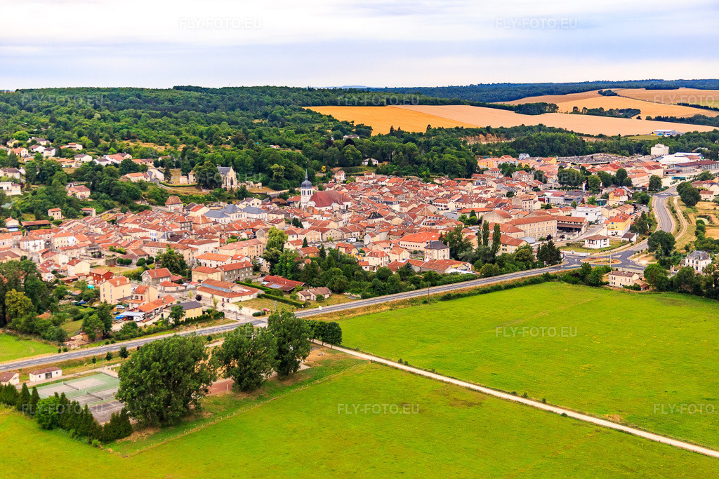 Vue aérienne: Vue de la ville depuis le sud-est à Vaucouleurs dans le département Meuse, France – .Photo: IMG_083598.jpg prise le 13/07/2015 par Werner Riehm/FLY-FOTO.eu – Résolution de l'original: 5472 x 3648 px