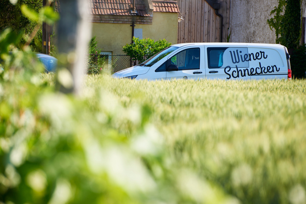 Gugumuck Wiener Schnecken Manufaktur | Wien, Austria - June 14, 2017: Gugumuck Wiener Schnecken Manufaktur;  Lieferwagen mit Wiener Schnecken Aufschrift. - Realisiert mit Pictrs.com