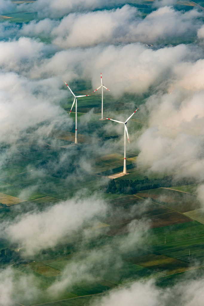dr__0023968.jpg | TITTING 17.06.2019 Wetterbedingt in eine Wolken- Schicht eingebettete Windenergieanlagen in Titting im Bundesland Bayern, Deutschland. // Weather-induced wind energy installations embedded in a cloud layer in Titting in the state Bavaria, Germany. Foto: Daniel Reiter
