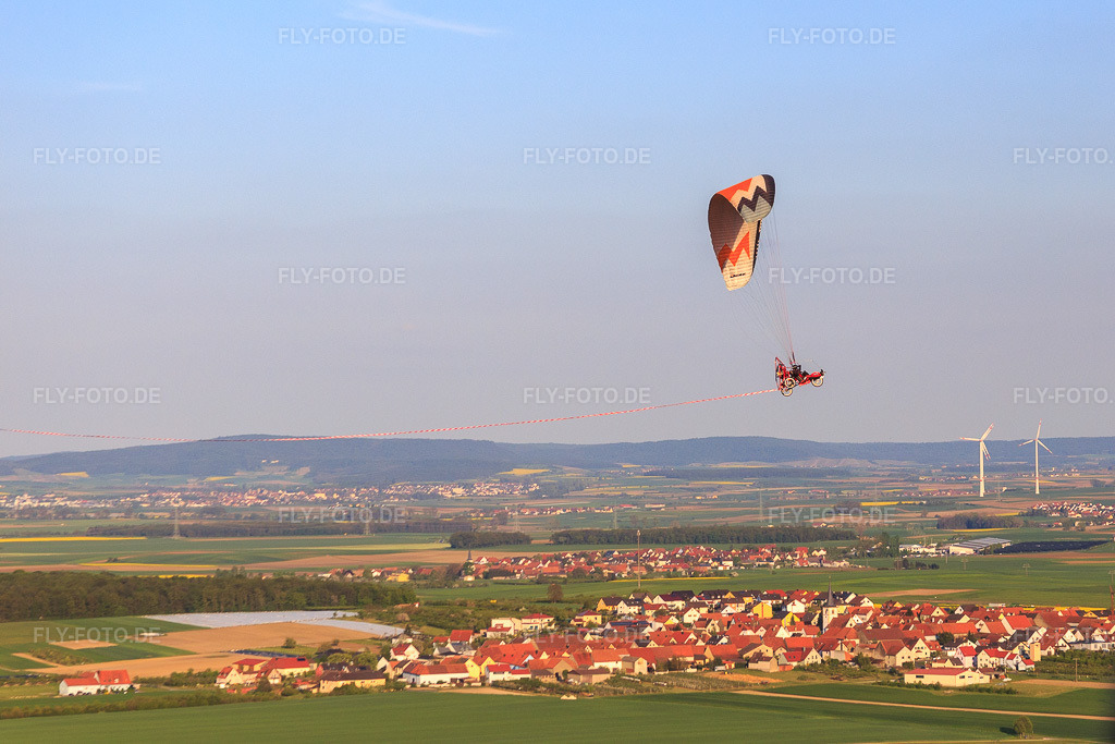 Luftbild: Paragleiter über dem Ort im Ortsteil Lindach in Kolitzheim im Bundesland Bayern in Deutschland. Foto: IMG_087978.jpg vom 06.05.2016 durch Werner Riehm/FLY-FOTO.de