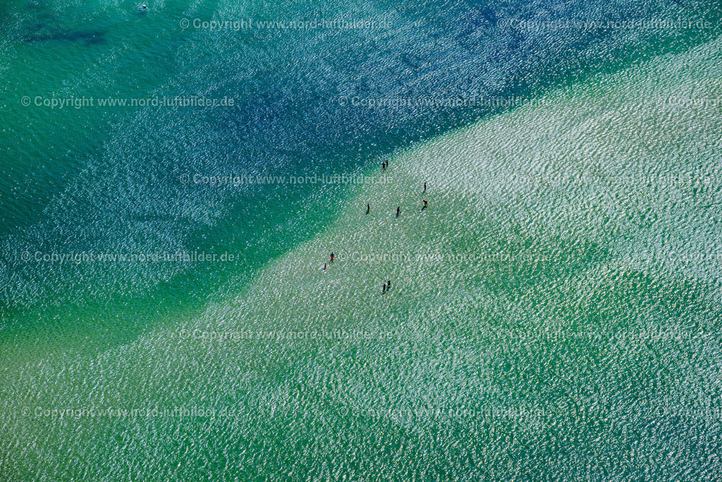 Sylt_List_Menschen_Im_Wasser_Höhe_Strandhalle_ELS_3914130825 | LIST 13.08.2025 Badende Menschen im Meer in der Nordsee auf der Insel Sylt Ortsteil List im Bundesland Schleswig-Holstein. Weiterführende Informationen bei: Peter Jacobsen Straßen- und Tiefbau GmbH & Co. KG. // People bathing in the sea in the North Sea on the island of Sylt, district of List in the federal state of Schleswig-Holstein. Further information at: Peter Jacobsen Strassen- und Tiefbau GmbH & Co. KG. Foto: Martin Elsen