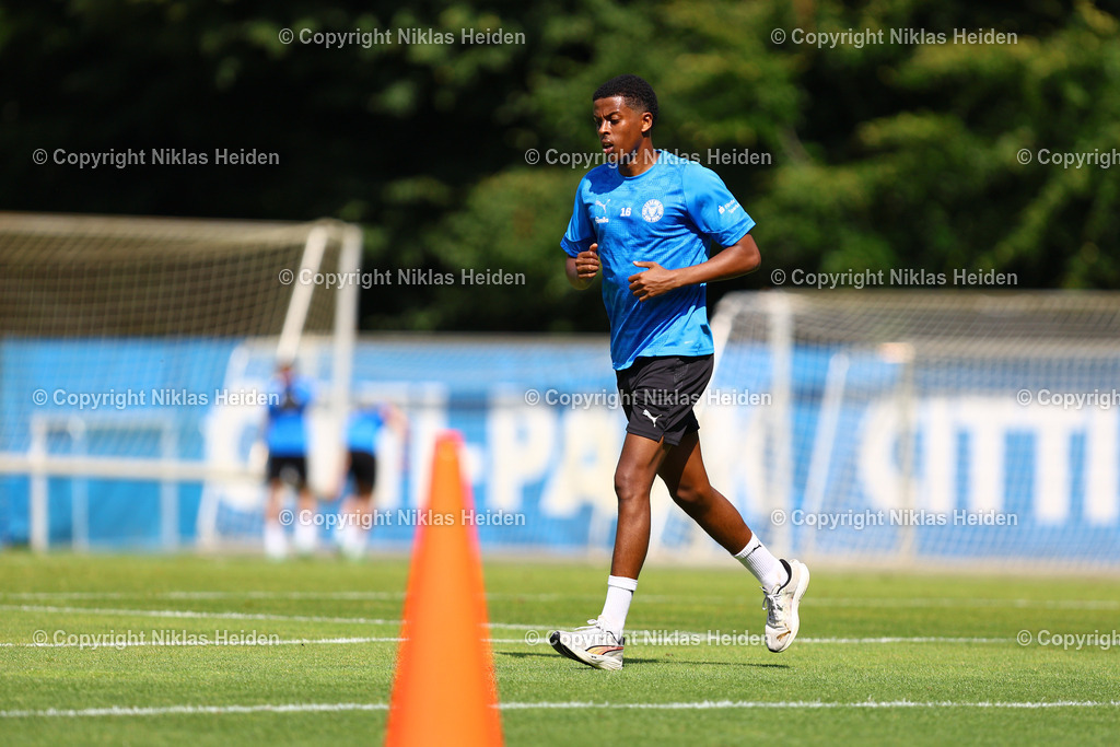 NH_HolsteinKiel_Training_13082025 | #16 Andu Kelati (Holstein Kiel) beim Lauftraining.Fußball I Herren I Training I Saison 2025-2026 I Holstein Kiel I 13.08.2025 I Citti-Fußballpark - Realisiert mit Pictrs.com