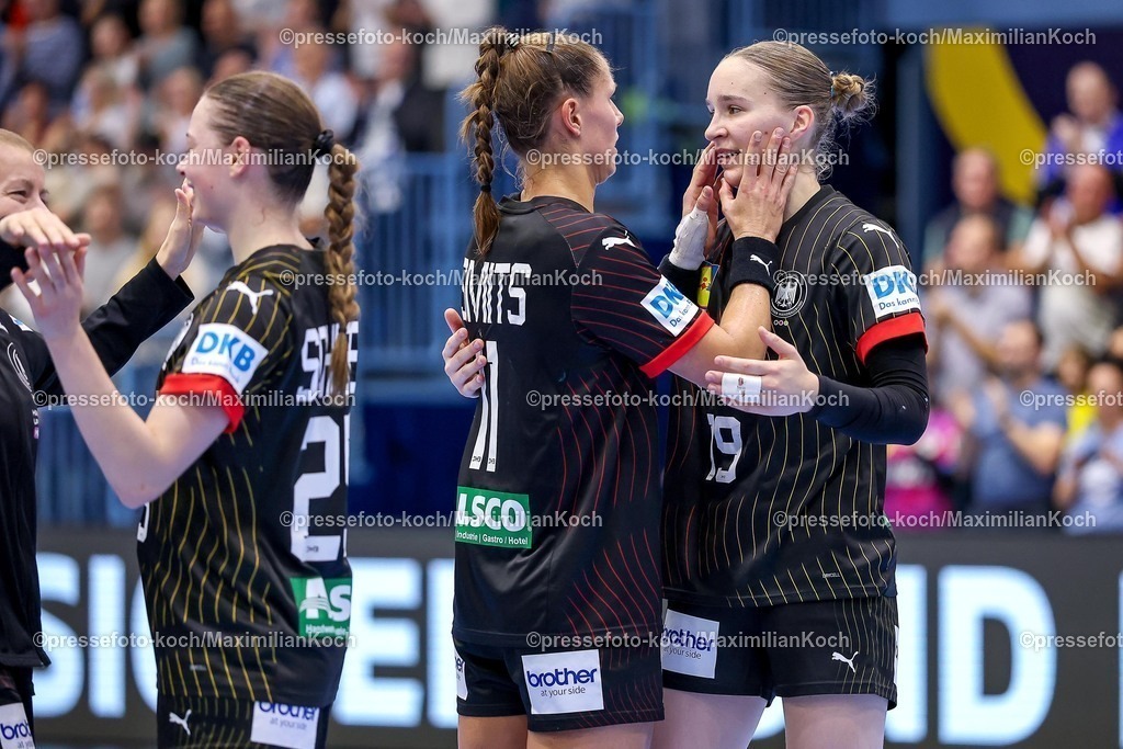DHB16102501087 | 16.10.2025, Handball, EHF Frauen Länderpiel, EM Qualifikation 2026, Deutschland - Nordmazedonien, Schwalbe-Arena in Gummersbach: Abschlussjubel nach dem 34:18 Sieg der Deutschen Nationalmannschaft.  Xenia SMITS  (GER #11)  Nieke KÜHNE (GER #19) 
