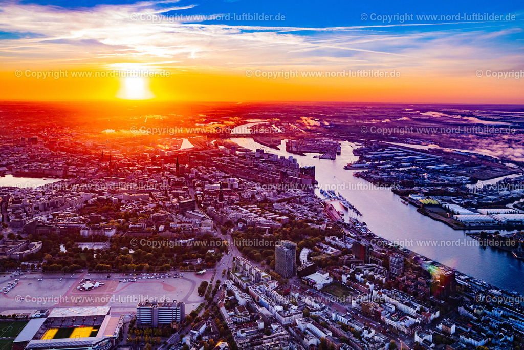 Hamburg_Panorama_Sonnenaufgang__ELS_1470121024_ | HAMBURG 12.10.2024 Sonnenaufgang über dem Innenstadt- Stadtzentrum im Ortsteil Neustadt in Hamburg, Deutschland. // Sunrise over inner city center in the district Neustadt in Hamburg, Germany. Foto: Martin Elsen