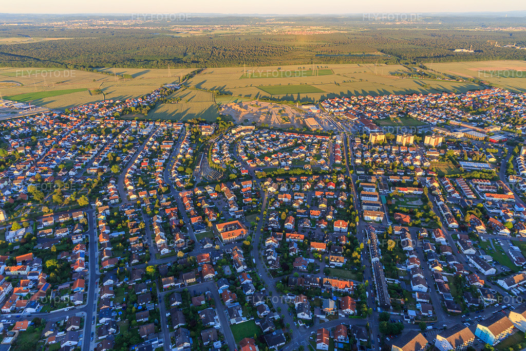 Luftbild: Ortsübersciht aus Westen im Ortsteil Linkenheim in Linkenheim-Hochstetten im Bundesland Baden-Württemberg in Deutschland. Foto: IMG_100930.jpg vom 10.06.2017 durch Werner Riehm/FLY-FOTO.de