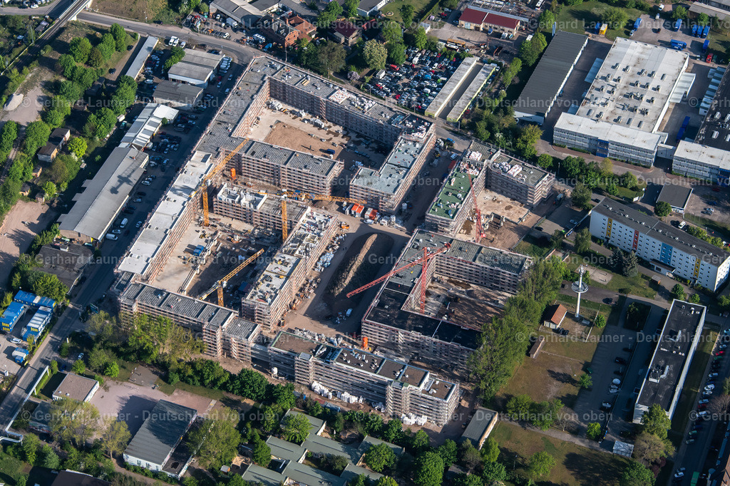 4026021 | ERFURT 06.05.2020 Baustelle zum Neubau einer Mehrfamilienhaus- Wohnanlage der " Projektgesellschaft Erfurt Nr.8 GmbH " an der Geschwister-Scholl-Straße - Am Alten Nordhäuser Bahnhof im Ortsteil Krämpfervorstadt in Erfurt im Bundesland Thüringen, Deutschland. Weiterführende Informationen bei: ImmVest Wolf GmbH,  PORR Deutschland GmbH,  homuth+partner architekten. // Construction site to build a new multi-family residential complex of " Projektgesellschaft Erfurt Nr.8 GmbH " on Geschwister-Scholl-Strasse - Am Alten Nordhaeuser Bahnhof in the district Kraempfervorstadt in Erfurt in the state Thuringia, Germany. Further information at: ImmVest Wolf GmbH,  PORR Deutschland GmbH,  homuth+partner architekten. Foto: Gerhard Launer
