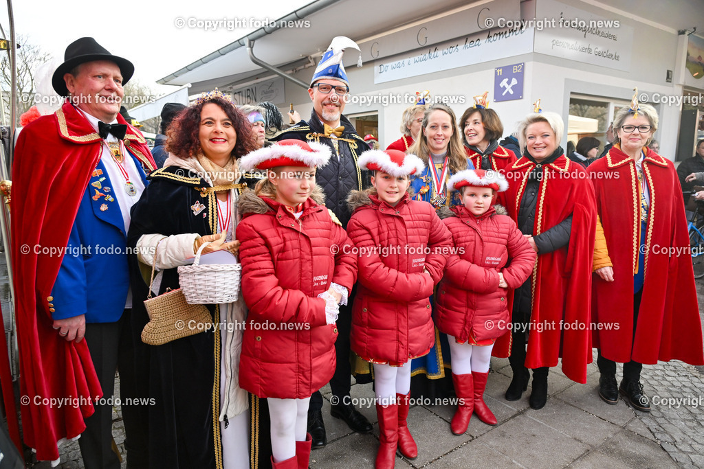 Suedbahnhofmarkt Linz_ Faschingsumzug 2024_ 10.02.2024-15 | 10.02.2024, Linz, AUT, Suedbahnhofmarkt, Faschingsumzug 2024, im Bild Ebelsberger Faschingsgilde, Umzug, Musik, Masken, maskiert, Krapfen, Verkleidungen, Prinzenpaar
