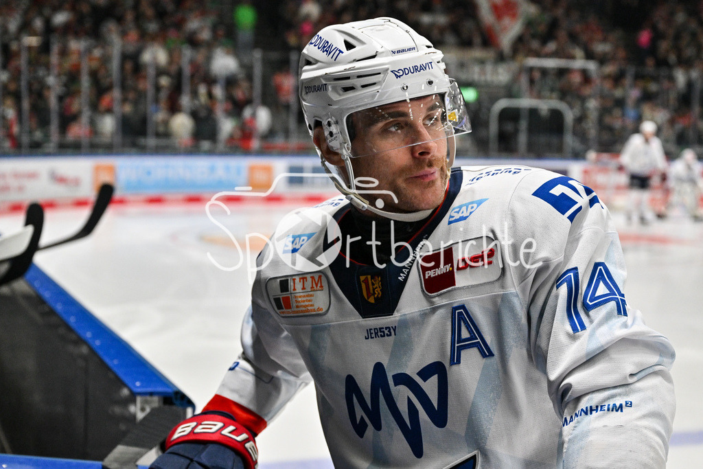 Augsburger Panther - Adler Mannheim | Im Bild Jordan SZWARZ (Adler Mannheim 14) / Freisteller / Einzelfoto / DEL: Augsburger Panther - Adler Mannheim, Curt Frenzel Stadion am 26.12.2024