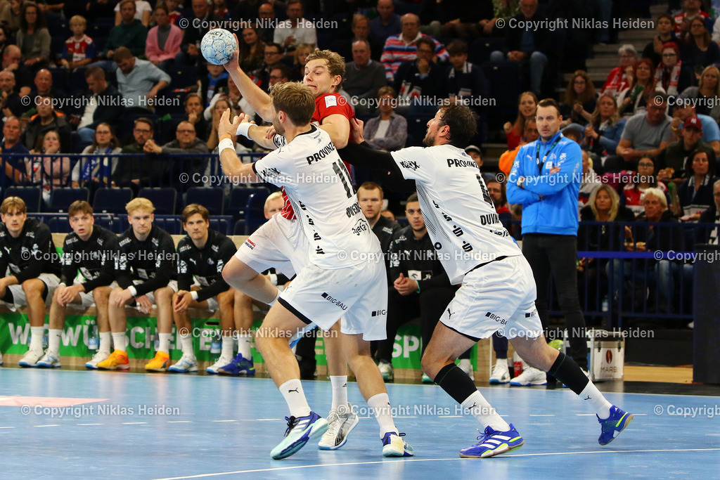 NH_Handball Sport Verein Hamburg_THWKiel_HandballBundesliga_110102024 | #33 Moritz Sauter (Handball Sport Verein Hamburg), #11 Petter Overby und #4 Domagoj Duvnjak (beide THW Kiel)Handball I Herren I Bundesliga (Daikin HBL) I Saison 2024-2025 I 6. Spieltag I HSV Hamburg - THW Kiel I 11.10.2024 I Barclays Arena
