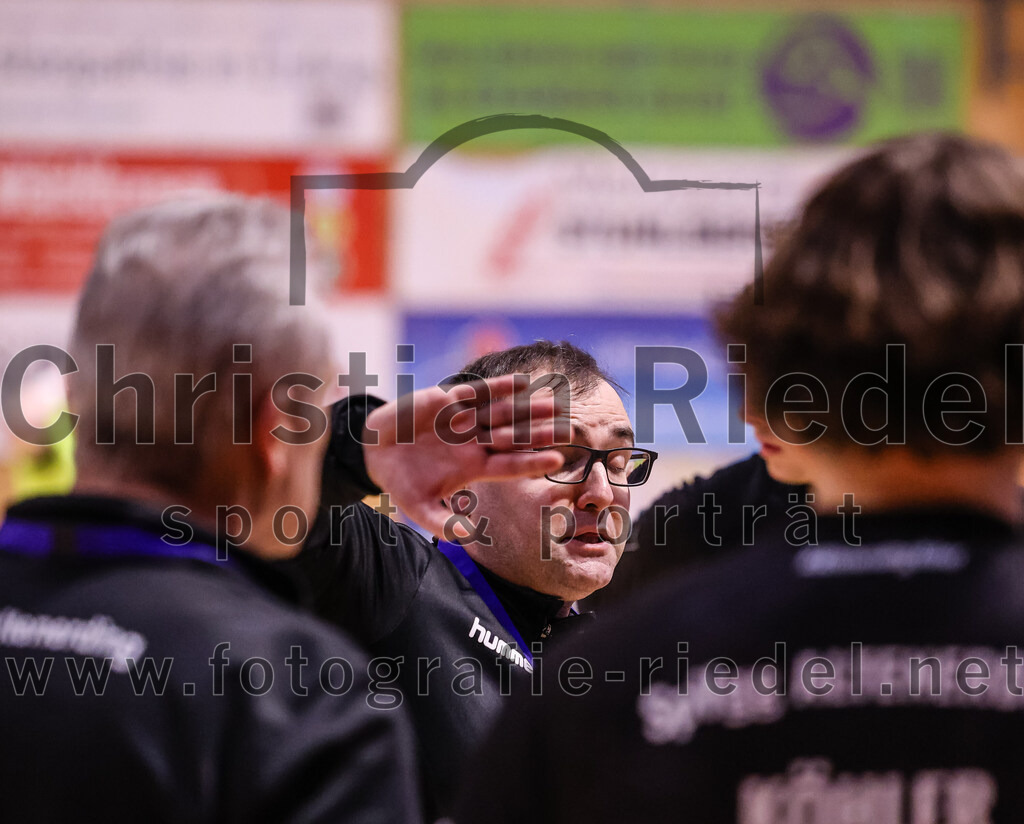 2024-12-14_060_SpVgg_Altenerding_gegen_MTV_Pfaffenhofen | Erding, Deutschland, 14.12.2024:Handball, Bezirksoberliga Männer 2024 / 2025, 10. Spieltag, SpVgg Altenerding gegen MTV Pfaffenhofen, Endergebnis: 32:30Trainer Simon Klawe (SpVgg Altenerding)Foto: Christian Riedel / fotografie-riedel.net