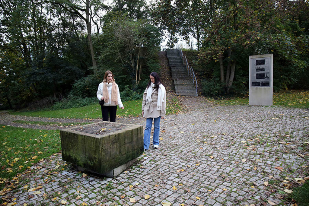 Foto: Leipzig - Etzoldsche Sandgrube - Park und Gedenkort - Der Richtungsstein von 1980 | Das Team hinter BILDLEXIKON LEIPZIG bündelt historische wie aktuelle Informationen über die Stadt Leipzig in Text und Bild auf einer Plattform und stellt diese der interessierten Öffentlichkeit zur Verfügung.