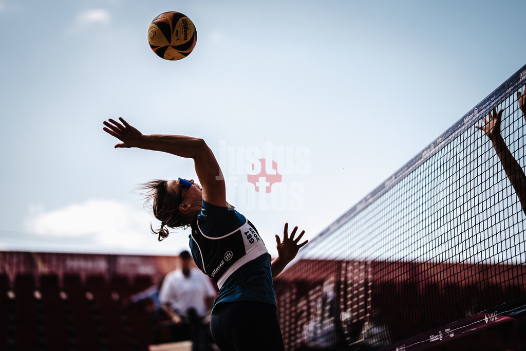 Beachvolleyball | Frauen | Allianz German Beach Tour 2025 | Tourstop Düsseldorf | 08.05.2025 | Nina Interwies beim Angriff