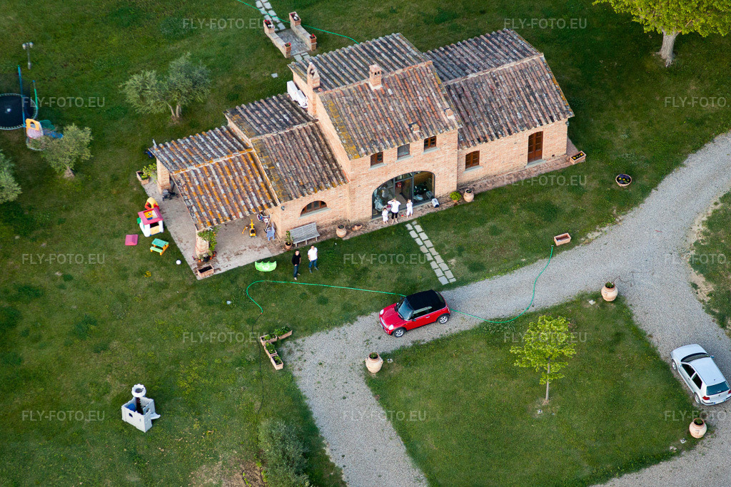 Vue aérienne: Maison de vacances à Gabbiano à Cortona dans le département Arezzo, Italie. Photo: IMG_28321.jpg prise le 02/06/2010 par Werner Riehm/FLY-FOTO.eu – Résolution de l'original: 3979 x 2653 px