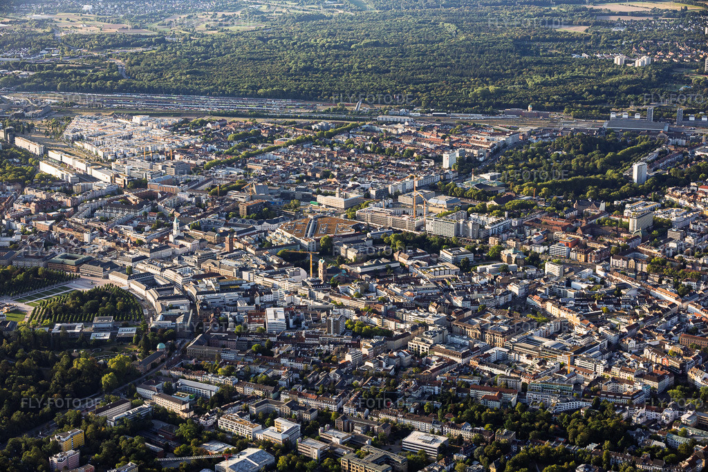 Luftbild: Stadtübersicht aus Nordwesten zwischen Schloss und Hauptbahnhof im Ortsteil Innenstadt-Ost in Karlsruhe im Bundesland Baden-Württemberg in Deutschland. – Foto: IMG_158284.jpg vom 06.08.2026 durch Werner Riehm/FLY-FOTO.de – Auflösung des Originals: 6000 x 4000 px