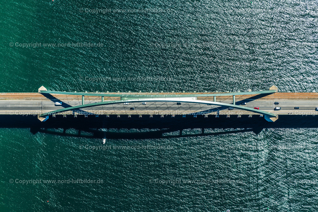 Fehmarnsundbrücke_ELS_7536060618a | Fehmarn - Aufnahmedatum: 06.06.2018, Aufnahmehöhe: 612 m, Koordinaten: N54°24.159' - E11°06.738', Bildgröße: 5504 x  8256 Pixel - Copyright 2018 by Martin Elsen, Kontakt: Tel.: +49 157 74581206, E-Mail: info@schoenes-foto.de

Schlagwörter:Schleswig-Holstein,Ostsee,Fehmarnsundbrücke,Brücke,Eisenbahn,Bahn,Auto,Autobrücke,,Schiffe,Luftbild,Luftbilder,