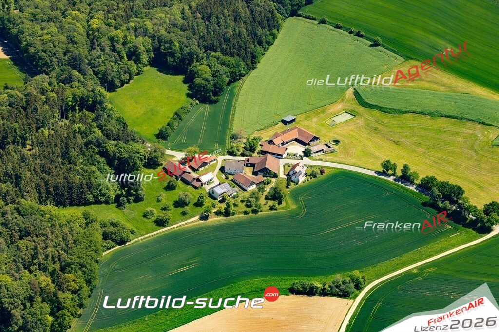 Das Luftbild zeigt : Raffach Weng - Die Luftaufnahme wurde 2024 vom UL-Flugzeug aus erstellt ( keine Drohne ) - Hochauflösende Luftaufnahme - Für grossformatige Ausdrucke geeignet. Die Geschenkidee !Mit Lizenz und Bildrechte bestellbar