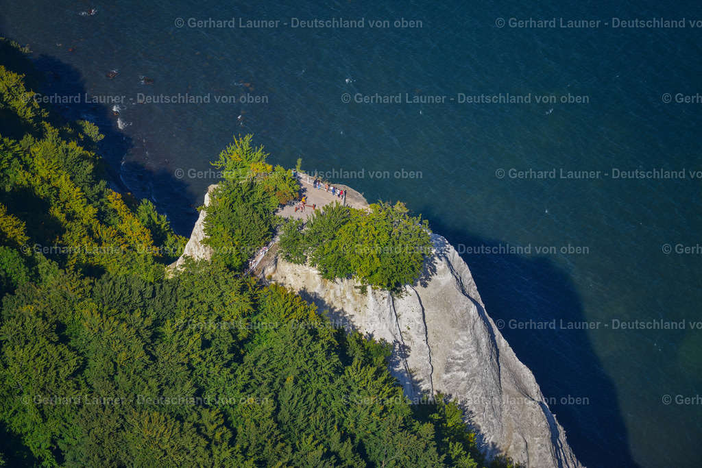 3637938 | LOHME 25.08.2016 Felsen- Küsten- Landschaft an der Steilküste - Kreidefelsen Königstuhl - in Lohme im Bundesland Mecklenburg-Vorpommern, Deutschland. Weiterführende Informationen bei: Nationalpark-Zentrum KÖNIGSSTUHL Sassnitz gemeinnützige GmbH. // Rock Coastline on the cliffs - Kreidefelsen Koenigstuhl - in Lohme in the state Mecklenburg - Western Pomerania, Germany. Further information at: Nationalpark-Zentrum KOeNIGSSTUHL Sassnitz gemeinnuetzige GmbH. Foto: Gerhard Launer