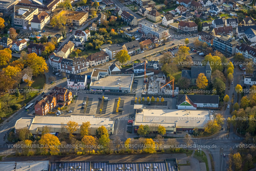 Hamm231101937 | Luftbild, Nahversorgungsgebiet, Gewerbegebiet Dortmunder Straße, Aldi Supermarkt, Edeka Weber Supermarkt, KiK und dm Drogerie, umgeben von herbstlichen Laubbäumen, Stadtbezirk Herringen, Hamm, Ruhrgebiet, Nordrhein-Westfalen, Deutschland