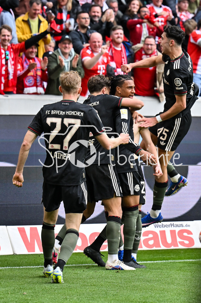 SC Freiburg - FC Bayern München | FREIBURG, GERMANY - 04. APRIL: Jubel der Bayern nach dem Treffer zum 2-3 durch Lennart KARL (FC Bayern Munich 42) / Tor / Torschuetze / Freude / Happy / während dem Bundesligamatch zwischen dem SC Freiburg und dem FC Bayern München am 28. Spieltag im Europa-Park Stadion / DFL REGULATIONS PROHIBIT ANY USE OF PHOTOGRAPHS AS IMAGE SEQUENCES AND/OR QUASI-VIDEO