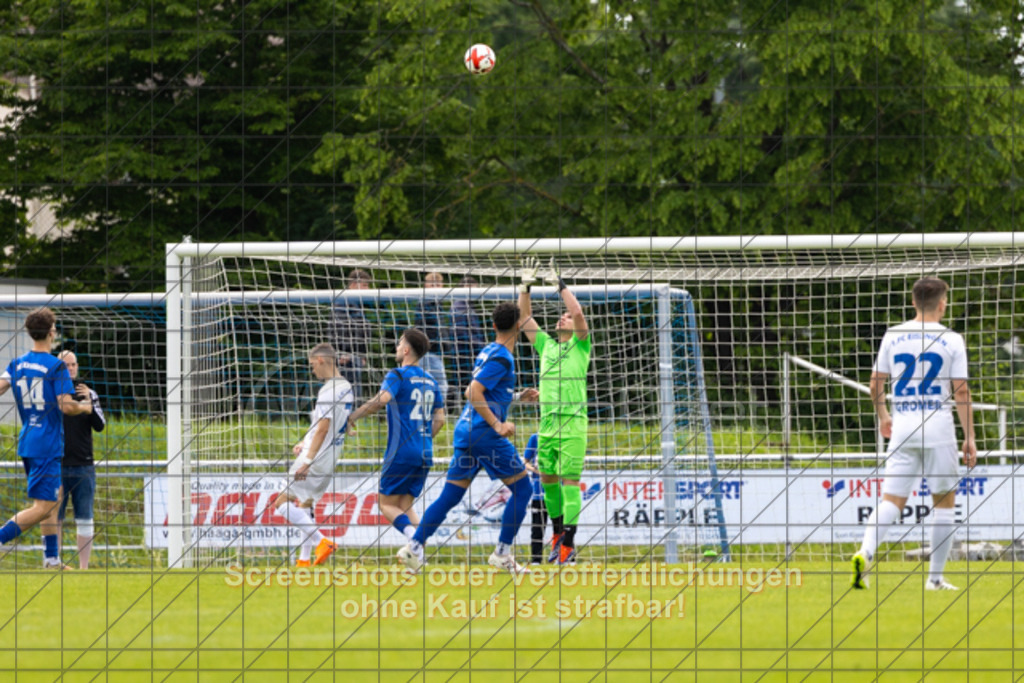 20250529_163216_0053 | #,  VfL Kirchheim (blau) vs. 1.FC Eislingen (weiß), Fußball, Bezirkspokal Finale - Bezirk Neckar/Fils, 2024/2025, Rasenplatz VfL Stadion Kirchheim, Jesinger Straße 105, 73230 Kirchheim, 29.05.2025 - 16:30 Uhr,Foto: PhotoPeet-Sportfotografie/Peter Harich