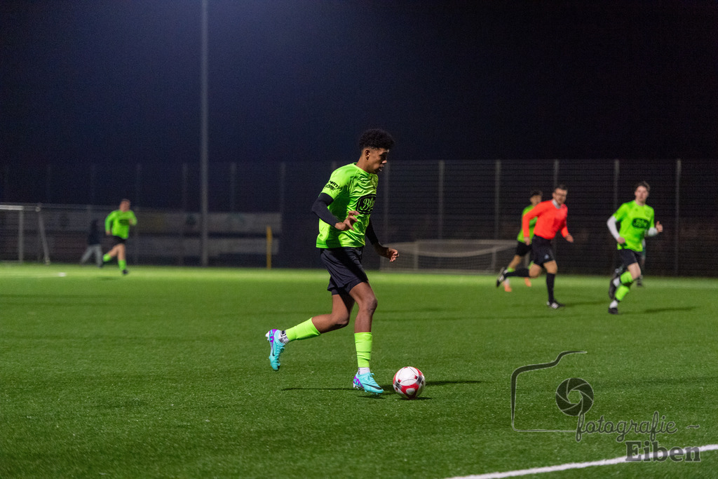 JFV Edewecht-VFL Oldenburg | A-Jugend Bezirkspokal; JFV Edewecht (grün)-VFL Oldenburg (weiß) am 27.02.2024; in Edewecht (Sportpark Göhlenweg), Photo: Philip Eiben 2024 - Realisiert mit Pictrs.com