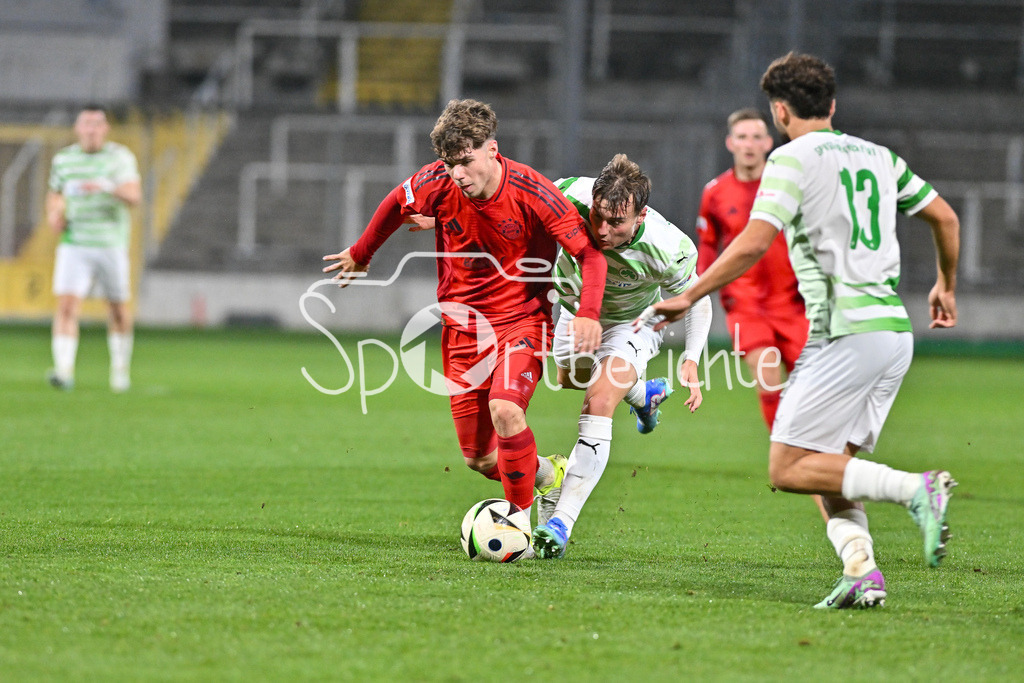 FC Bayern Amateure - SpVgg Greuther Fürth II | im Duell Maximilian WAGNER (FC Bayern München II #9) und Lukas NAEPFLEIN (Spvgg #6) / Zweikampf / Regionalliga Bayern: FC Bayern Muenchen II - SpVgg Greuther Fuerth II, Gruenwalder Stadion am am 29.10.2024